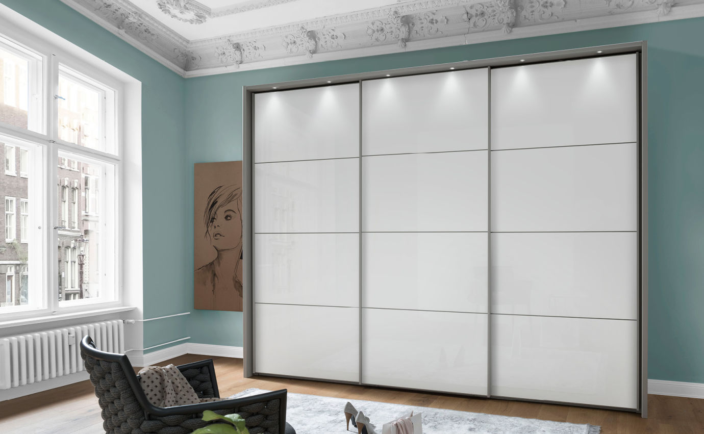 Schwebetuerenschrank 3 tuerig Schwebetuerenschrank 3 tuerig