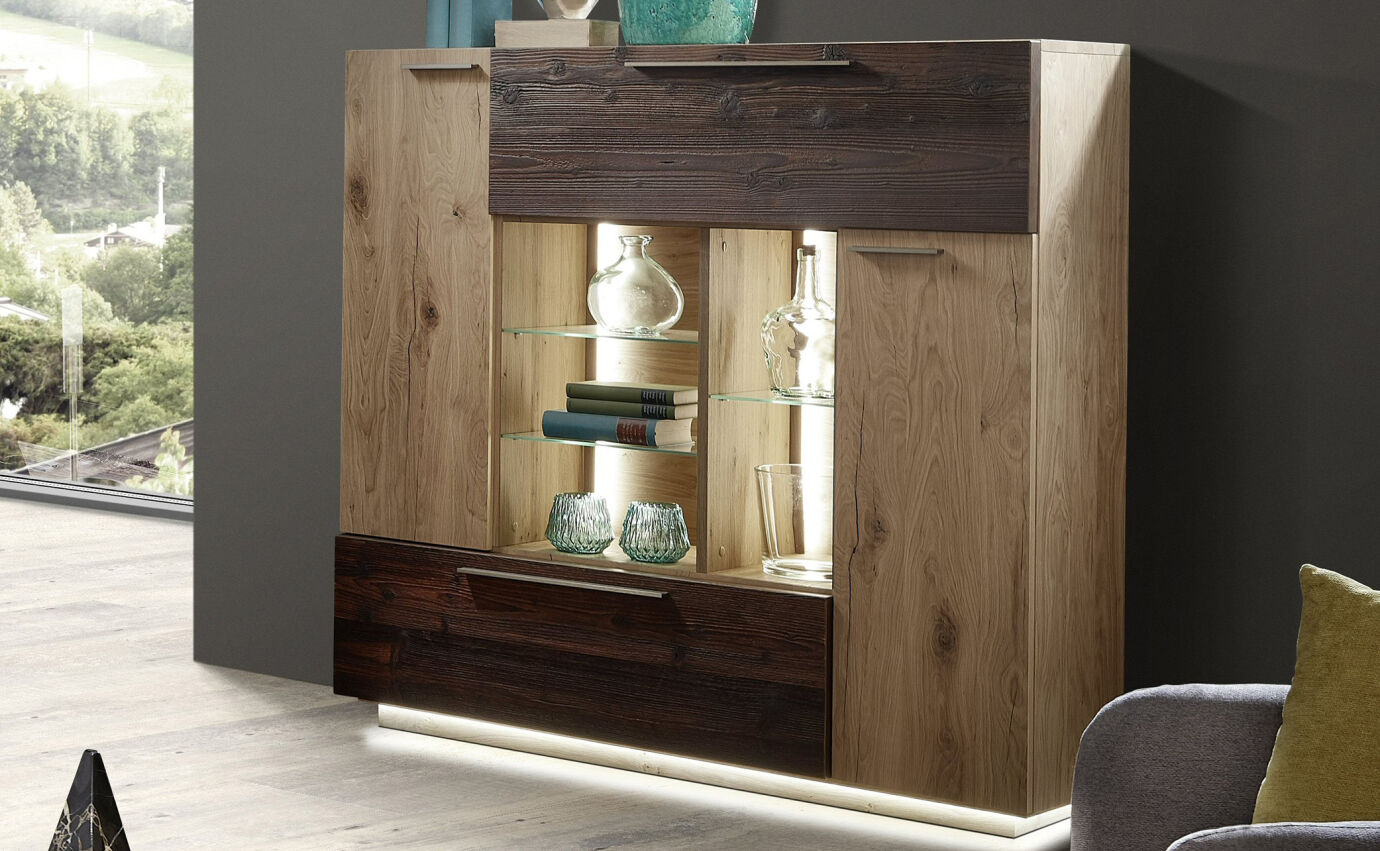 Highboard mit dunklen Akzenten