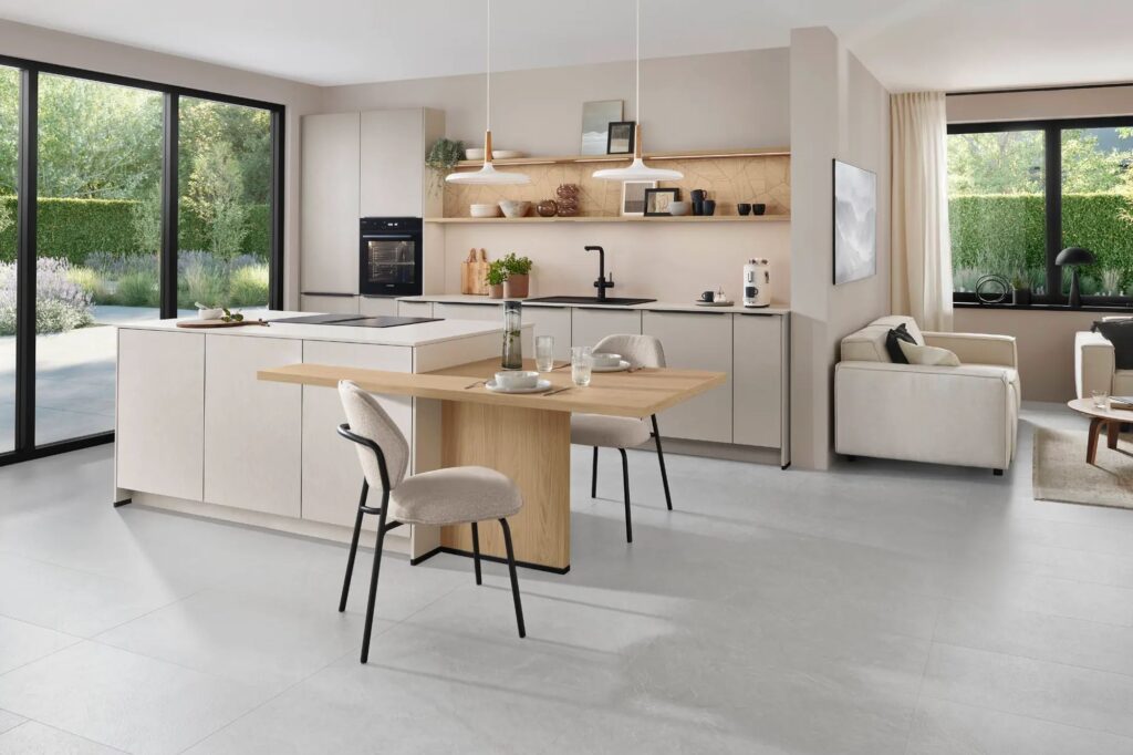 grifflose kueche nobilia-look-sand-struktur-kochinsel-esstisch-offene-wohnkueche