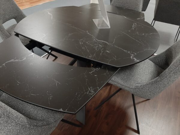 Alternative view of Esstisch turning table von Akante