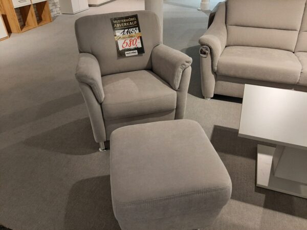 Sessel mit Hocker