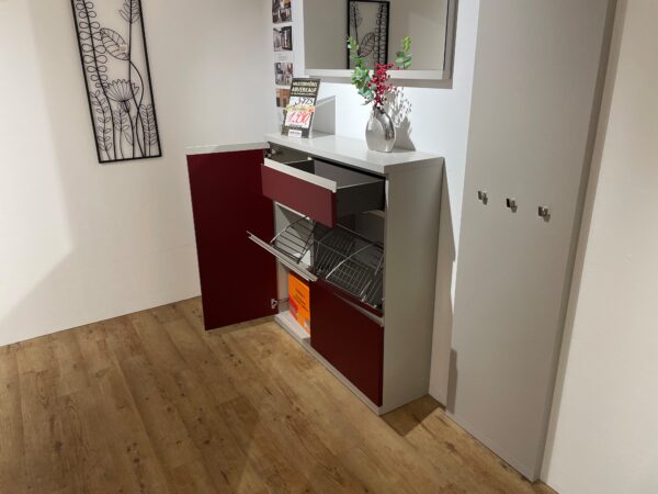 Alternative view of Garderobe Fame