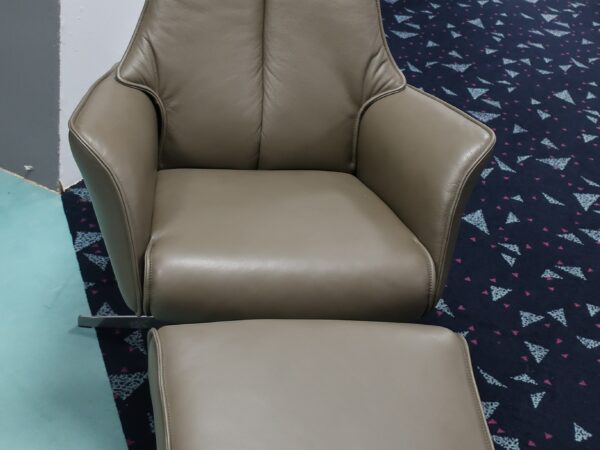 Relaxsessel mit Hocker