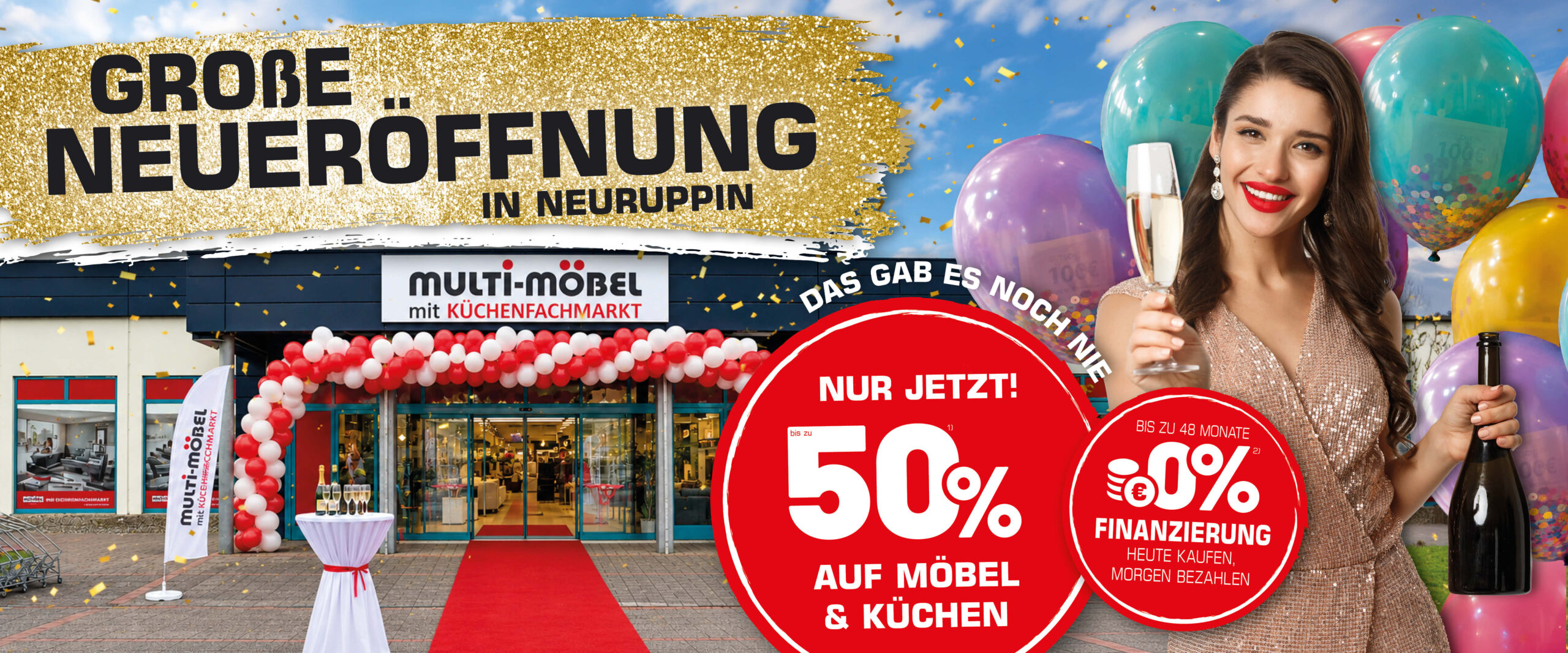Junge Frau reicht Sekt zur großen Neueröffnung in Neuruppin