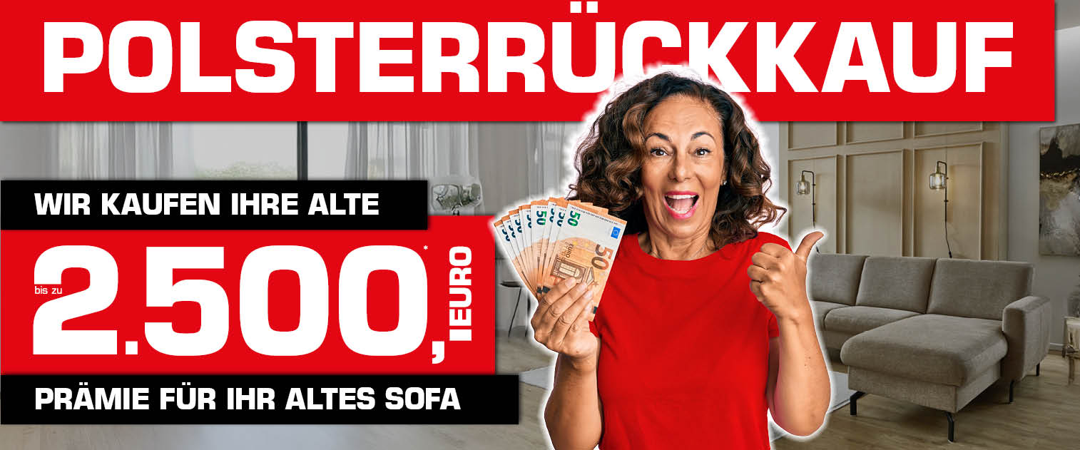 Frau mittleren Alters freut sich über Geldscheine