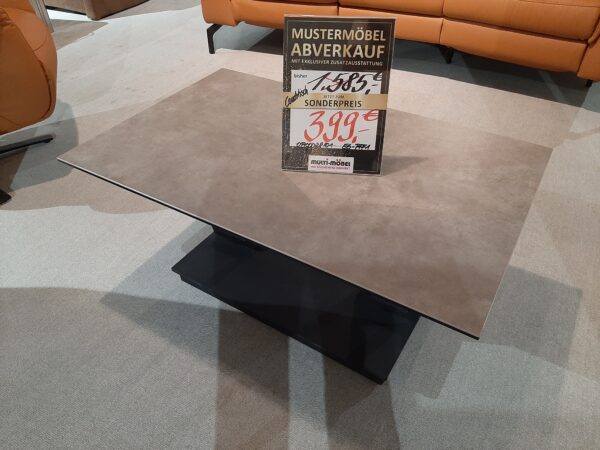 Couchtisch mit schwenkbaren Tischplatten